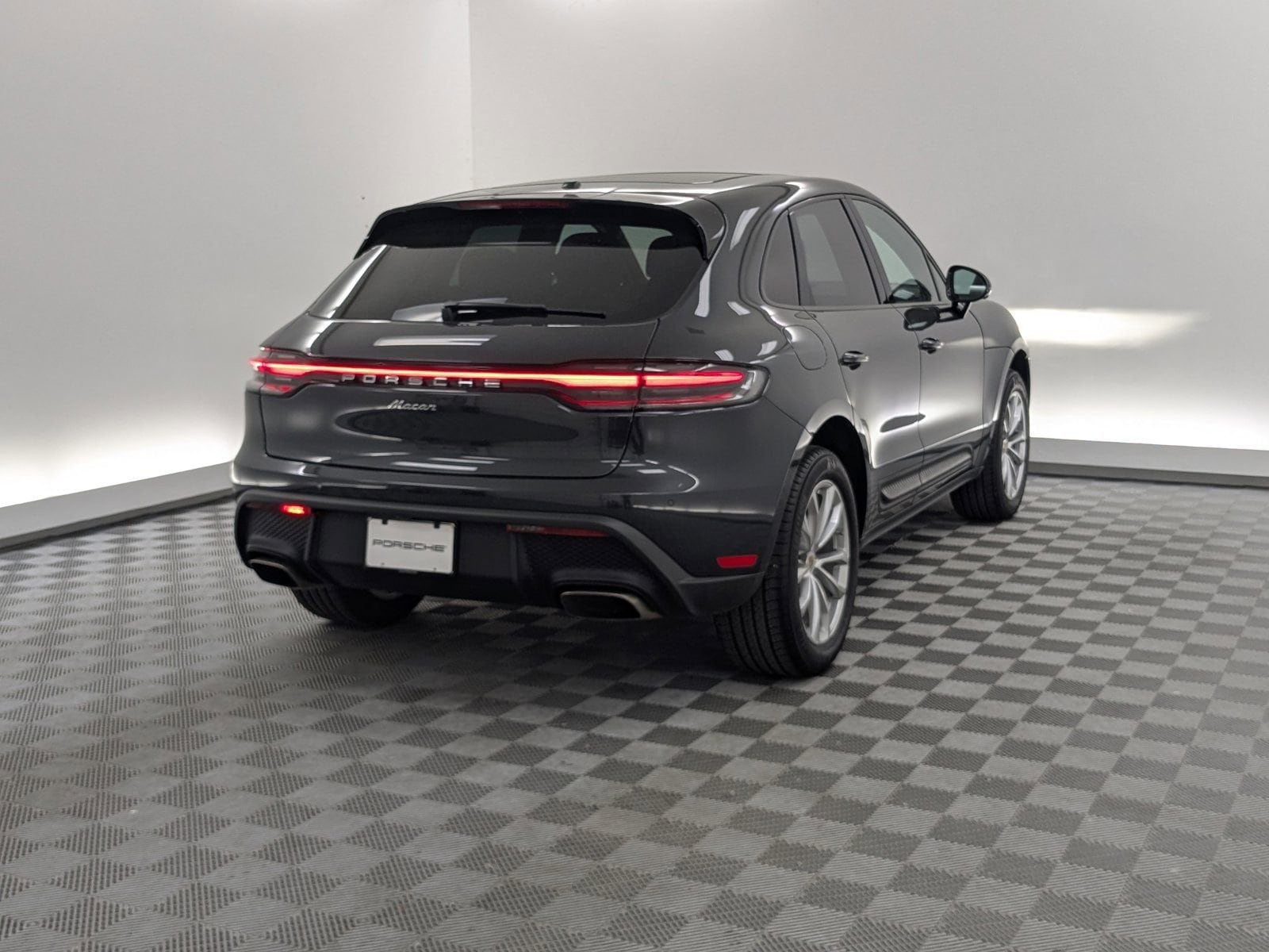 2026 Porsche Macan T - Photo 11