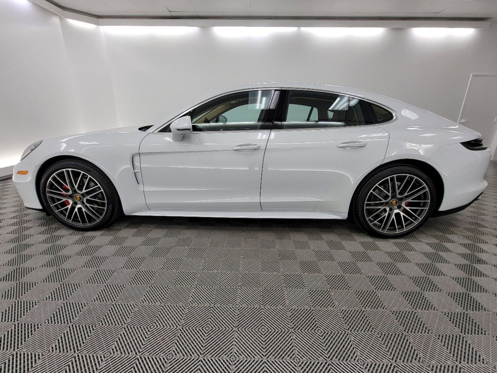 2022 Porsche Panamera 4S photo 2