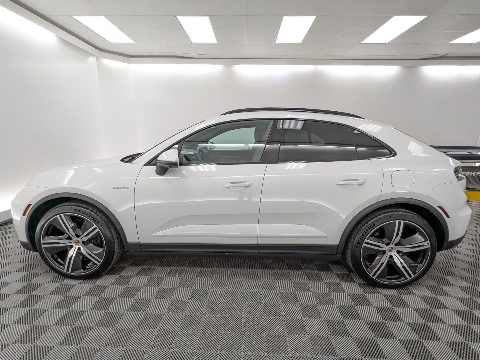 2025 Porsche Macan Electric 4 photo 2