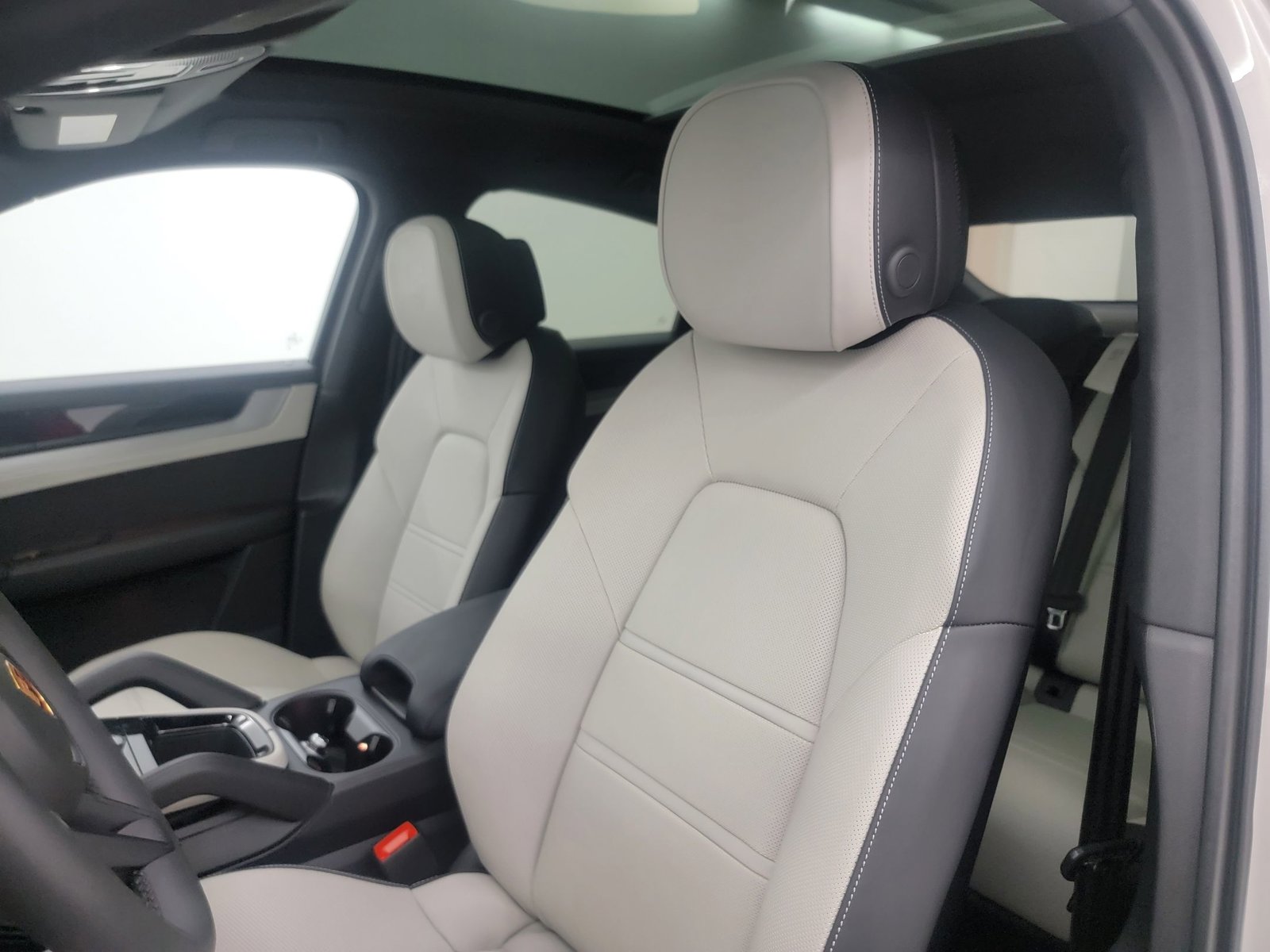 2025 Porsche Cayenne Coupe S photo 4