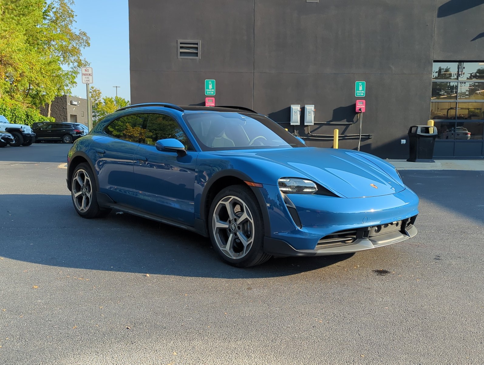 2021 Porsche Taycan Cross Turismo Turbo photo 3