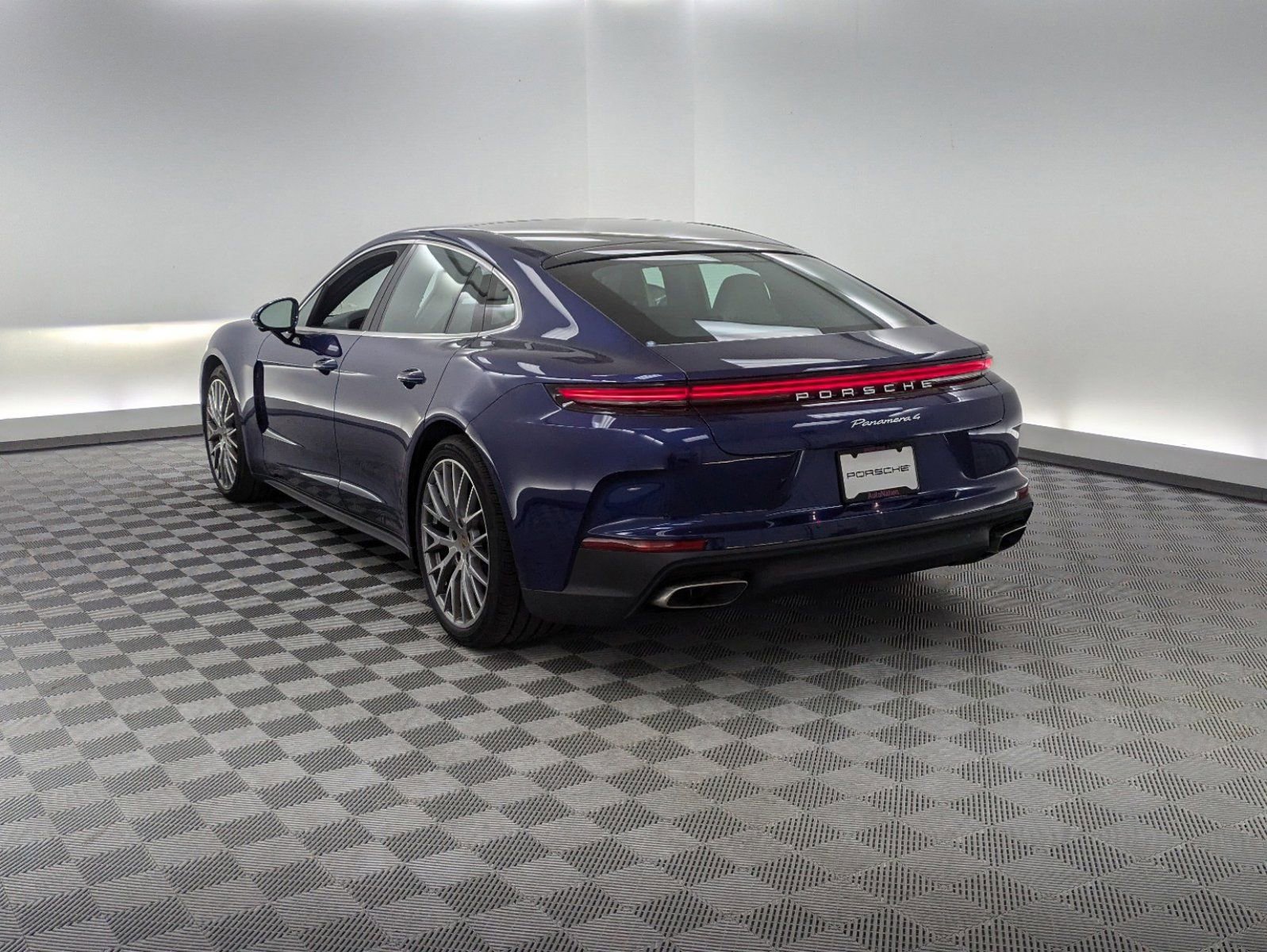 2024 Porsche Panamera photo 3
