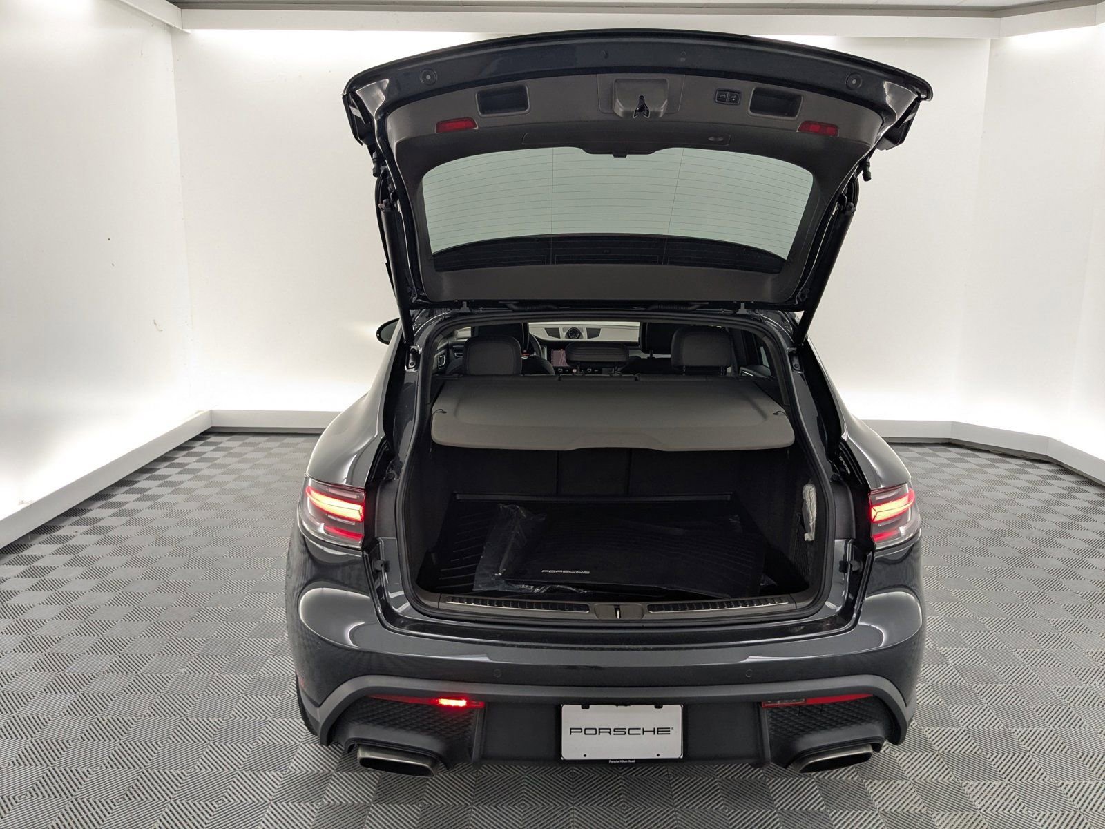 2026 Porsche Macan T - Photo 10