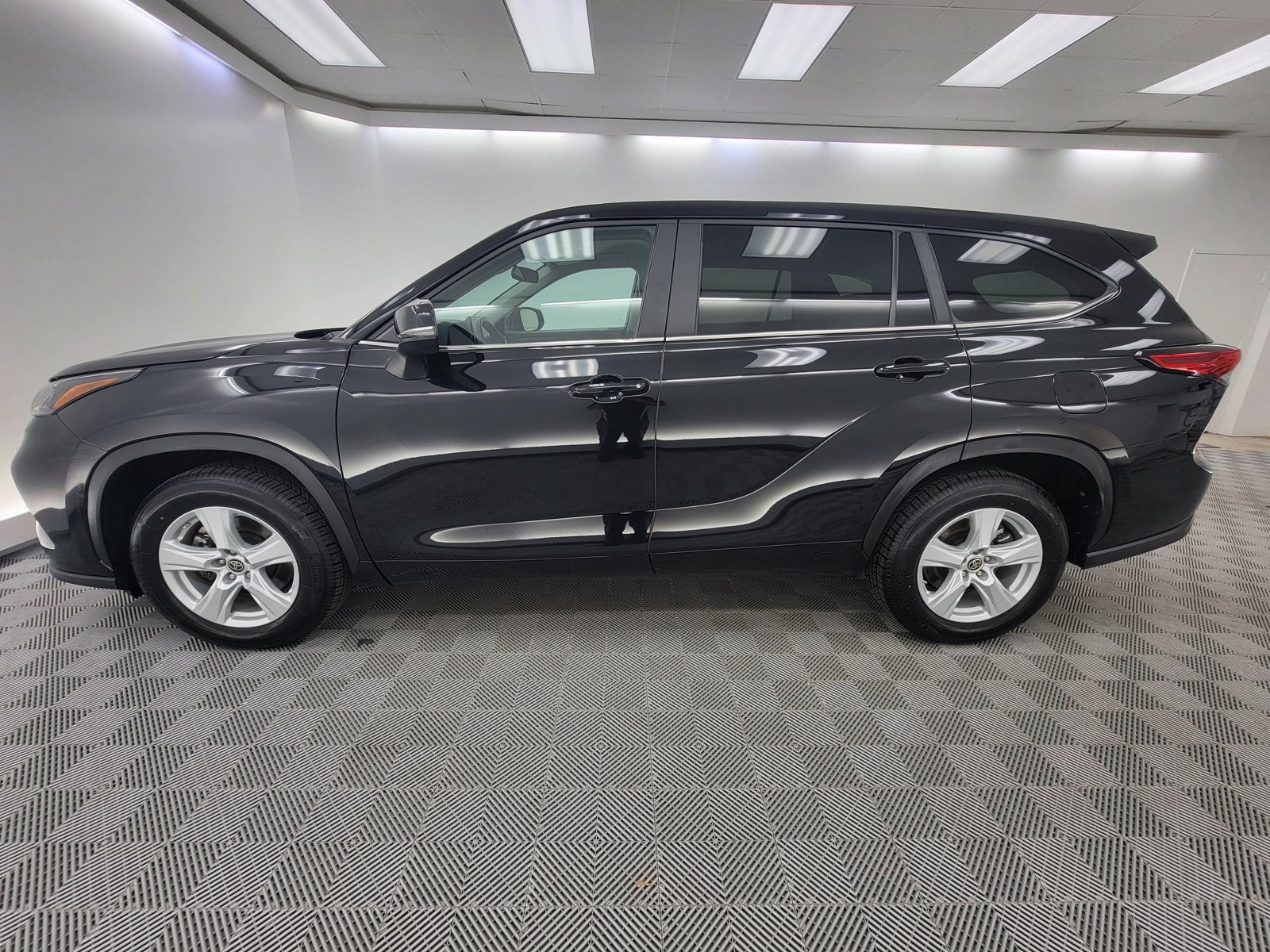 Used 2023 Toyota Highlander L with VIN 5TDKDRAH0PS040849 for sale in Hardeeville, SC