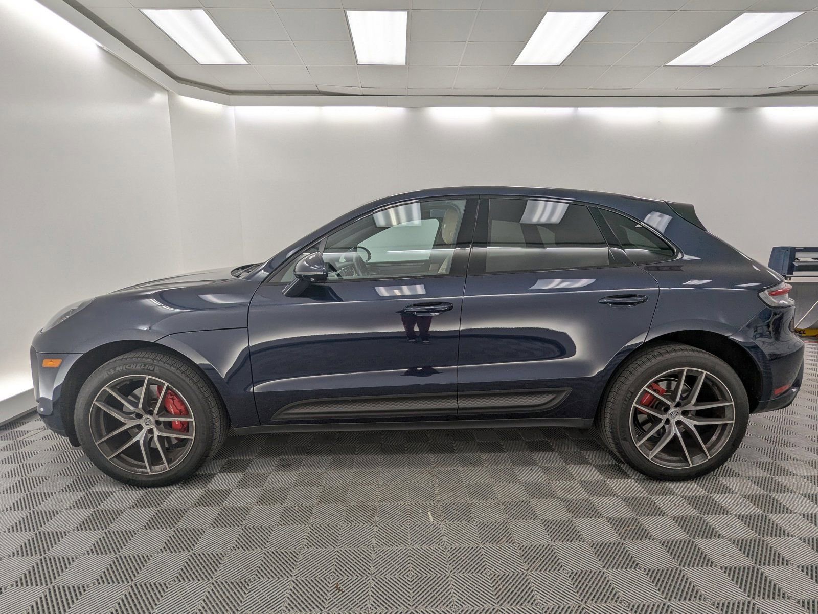 2023 Porsche Macan S photo 2