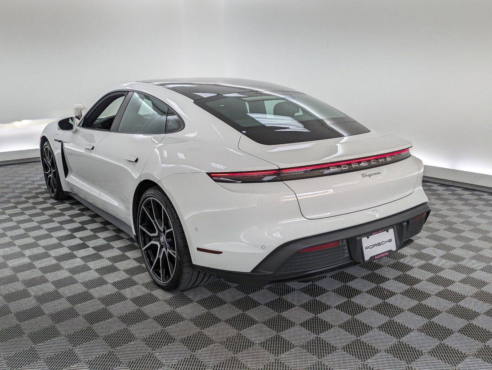2024 Porsche Taycan photo 3
