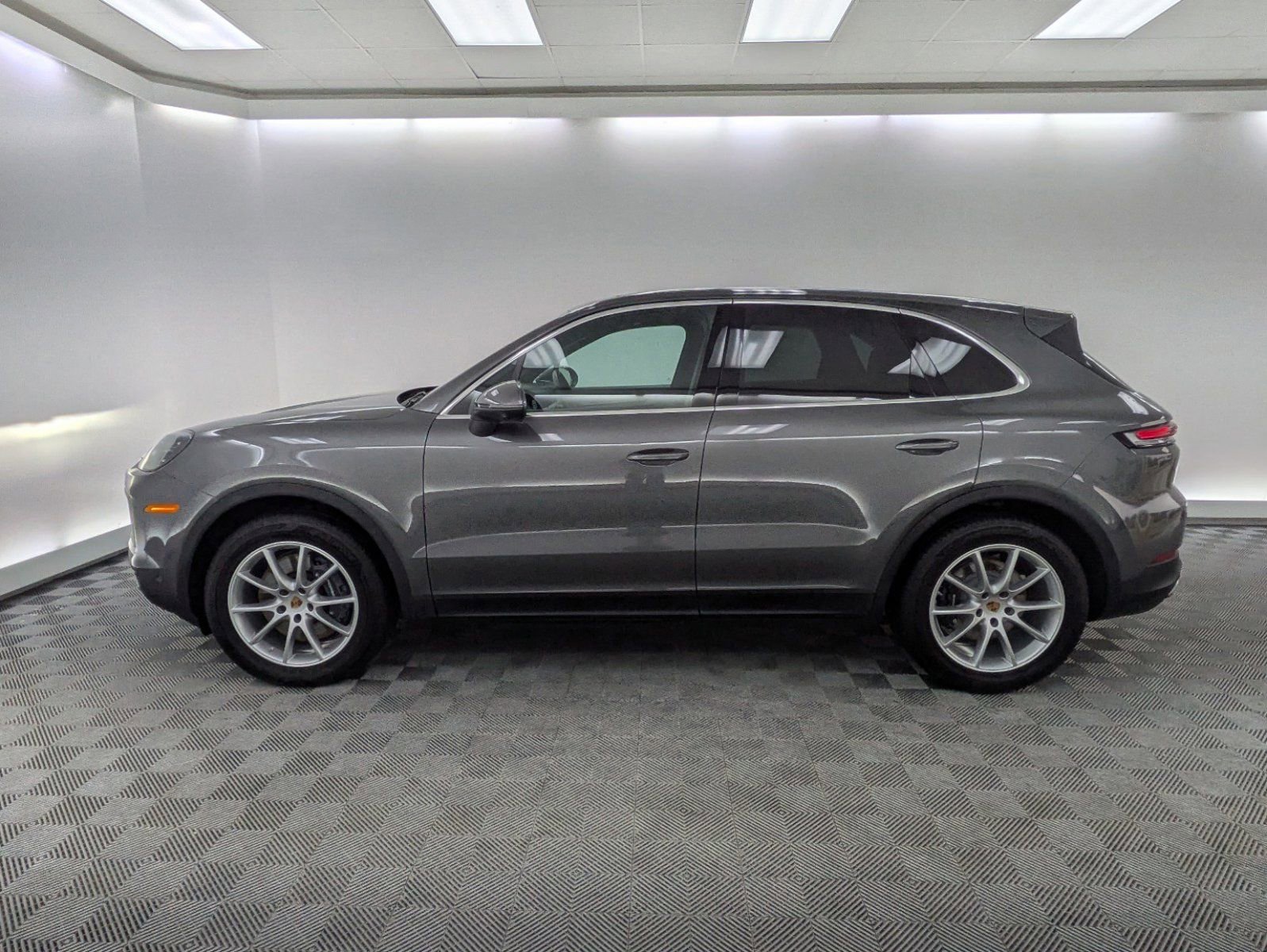 2025 Porsche Cayenne photo 2