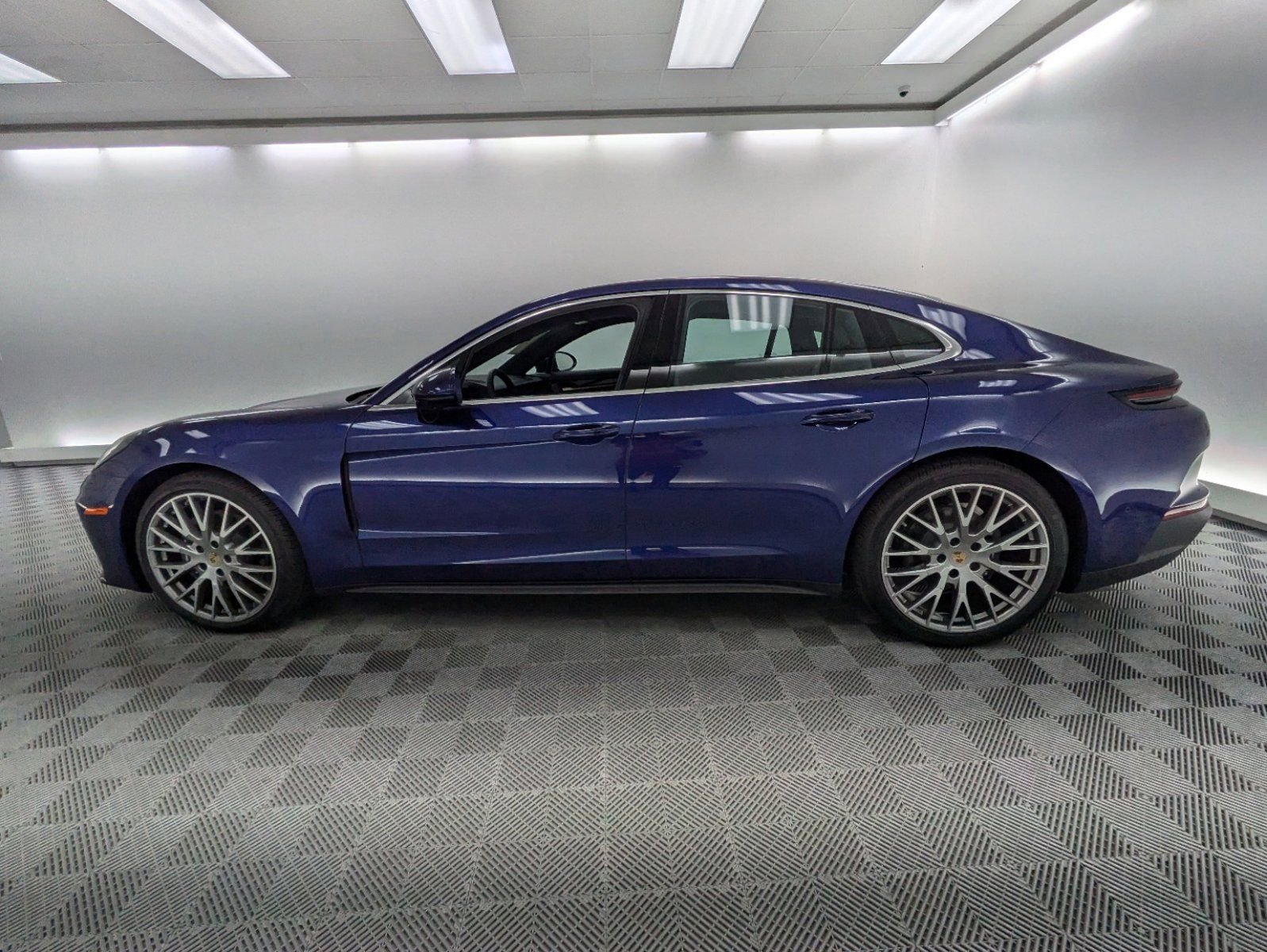 2024 Porsche Panamera photo 2