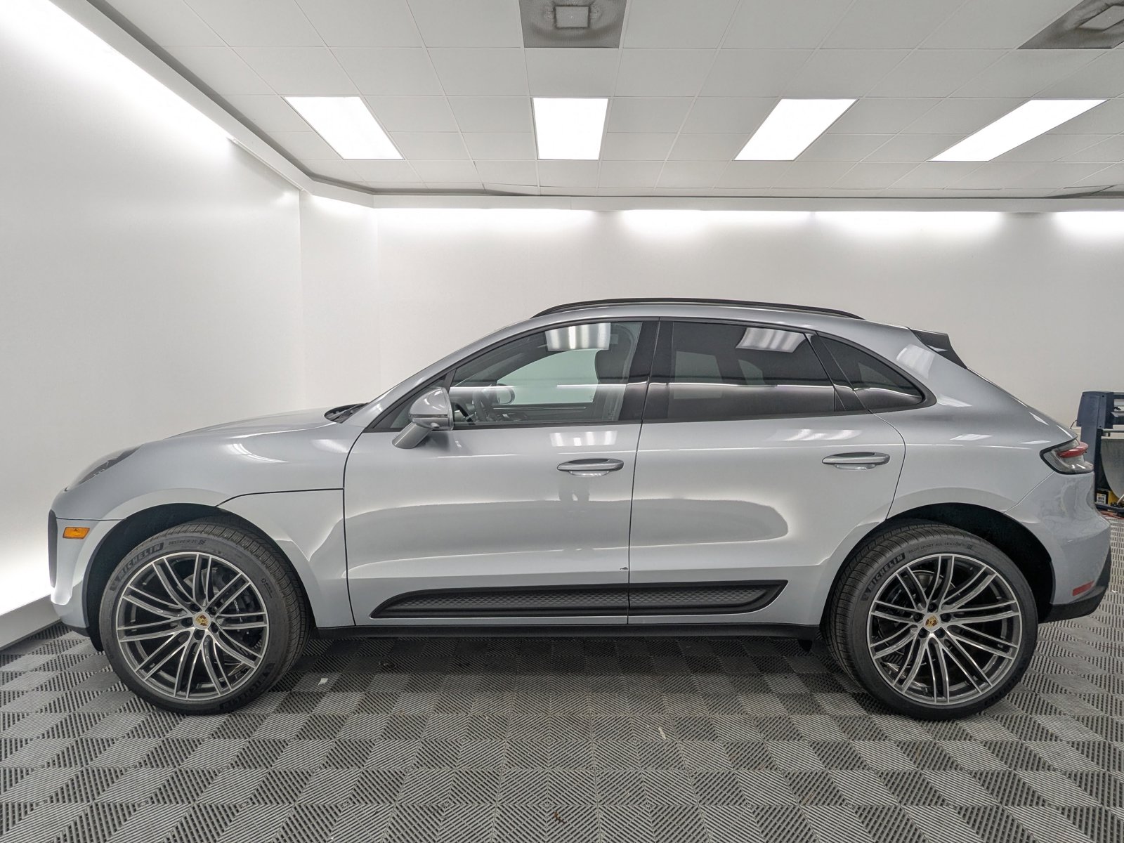 2026 Porsche Macan T photo 2