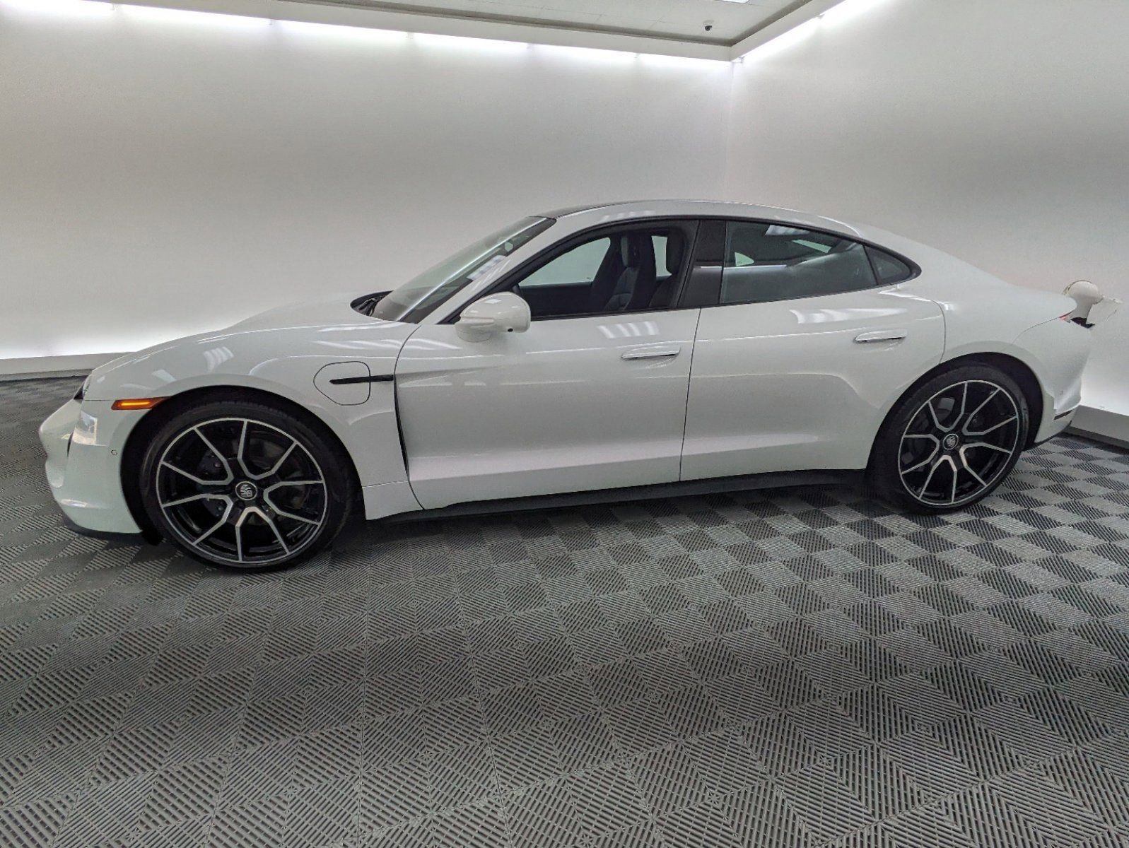 2024 Porsche Taycan photo 2