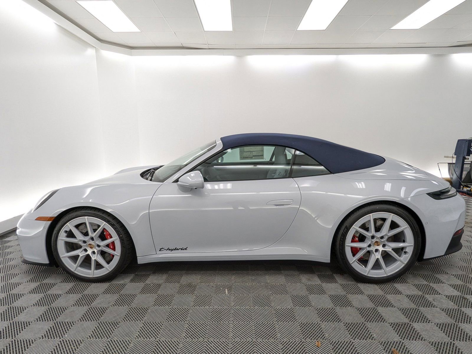 2026 Porsche 911 4 GTS photo 2