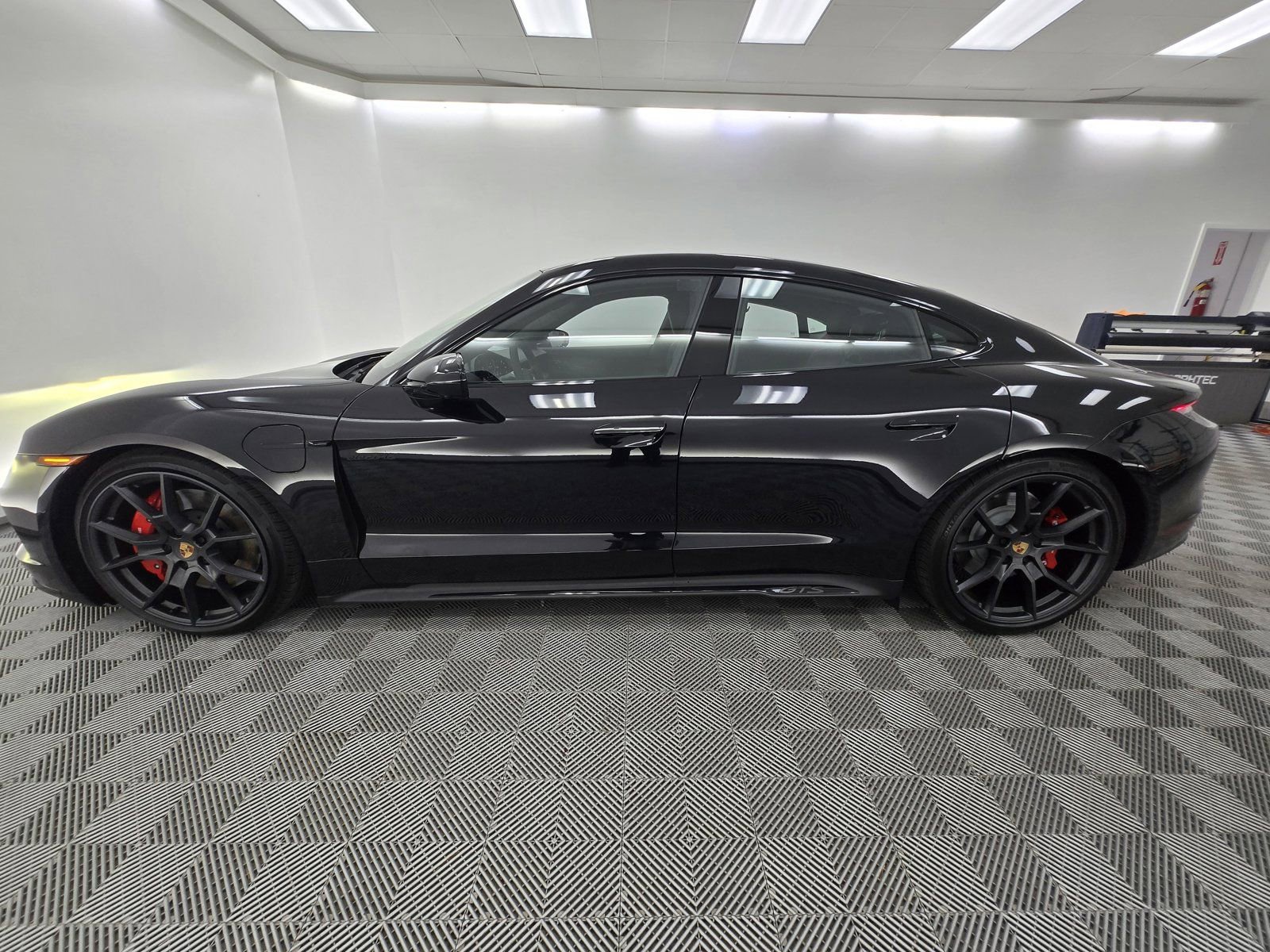 2026 Porsche Taycan GTS photo 2