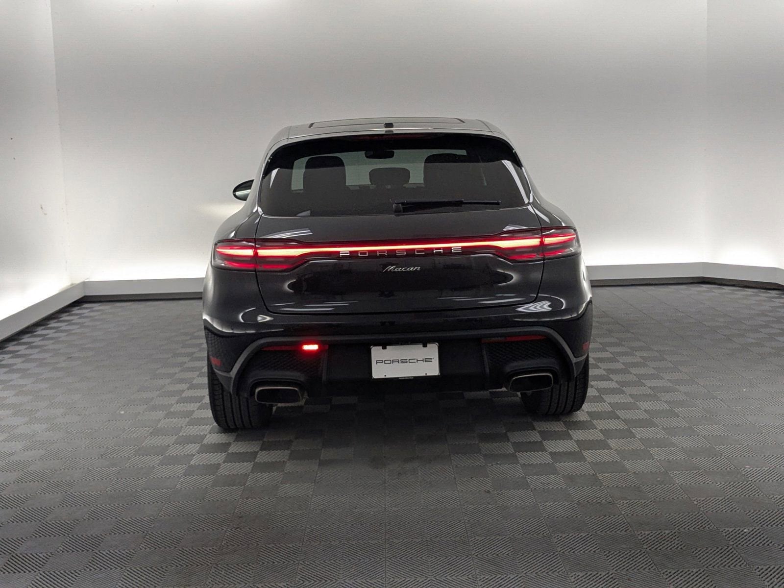 2026 Porsche Macan T - Photo 9