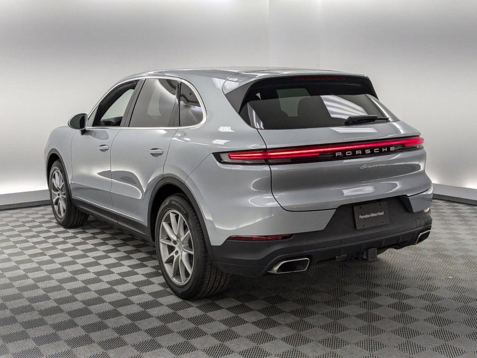 2024 Porsche Cayenne photo 2
