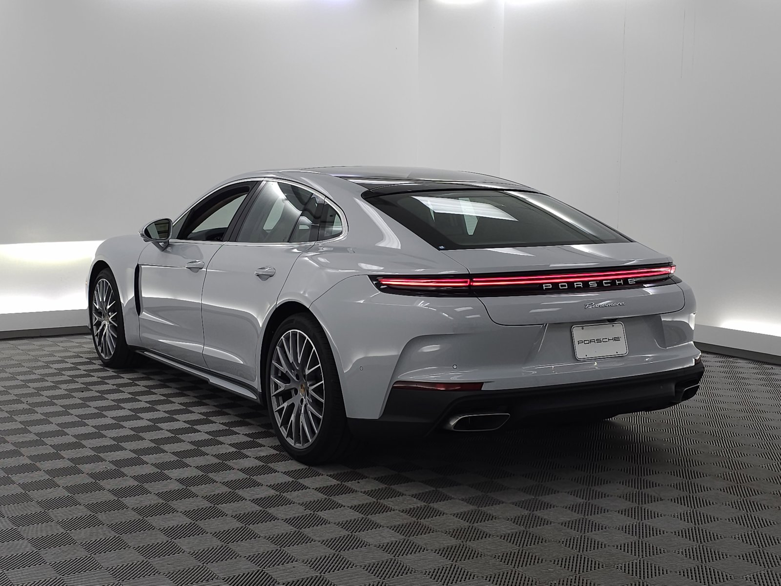 2025 Porsche Panamera 4 photo 3