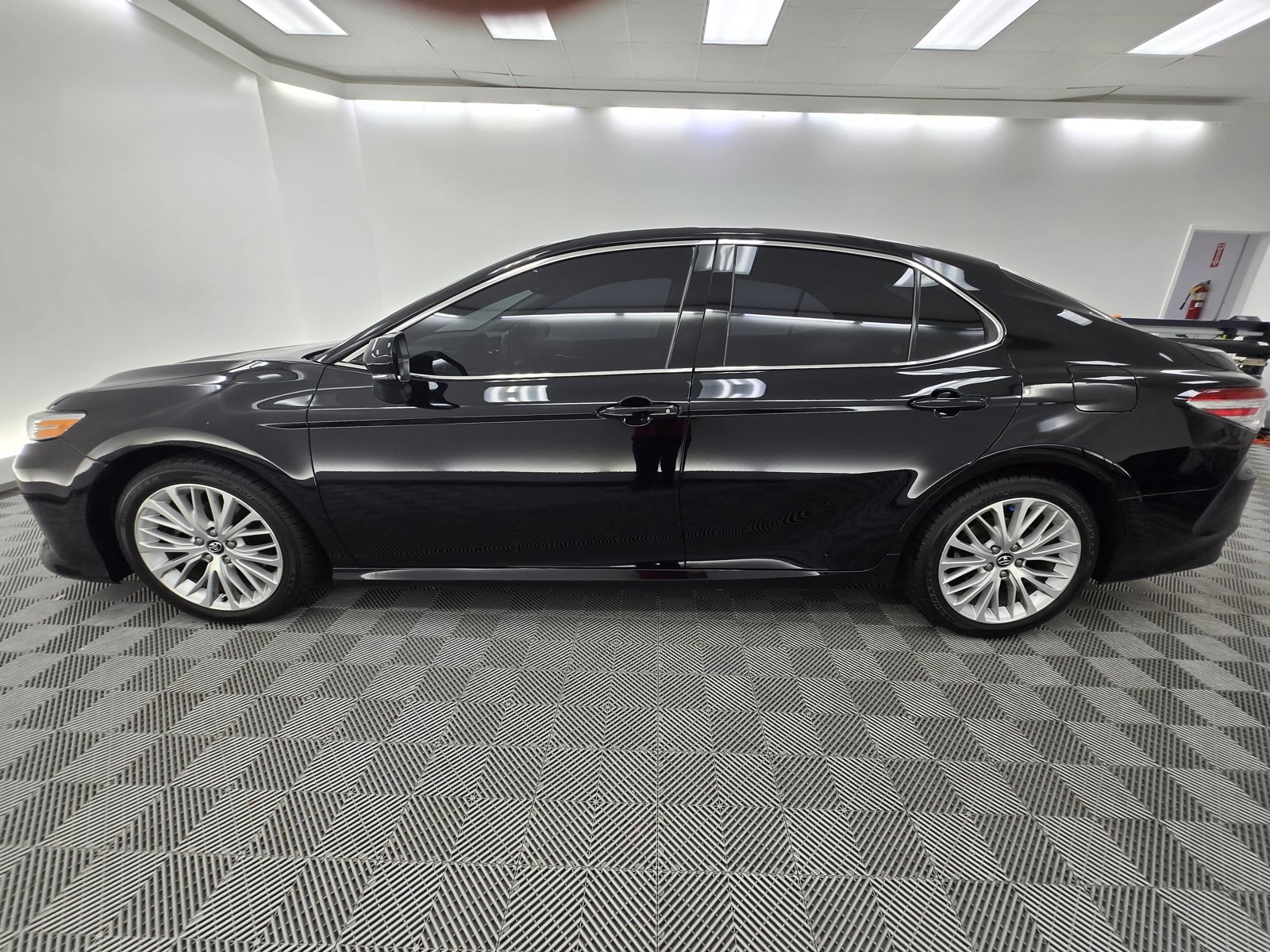 2020 Toyota Camry XLE photo 2