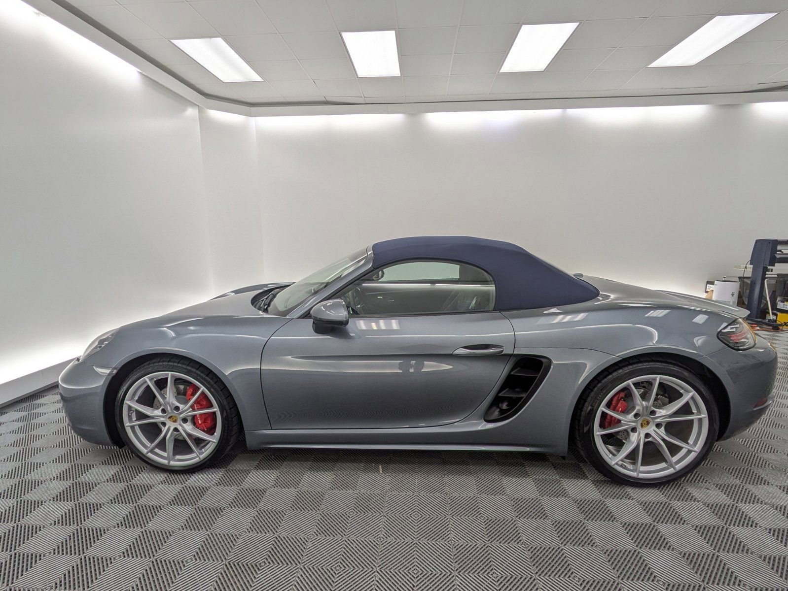 2025 Porsche Boxster S photo 2