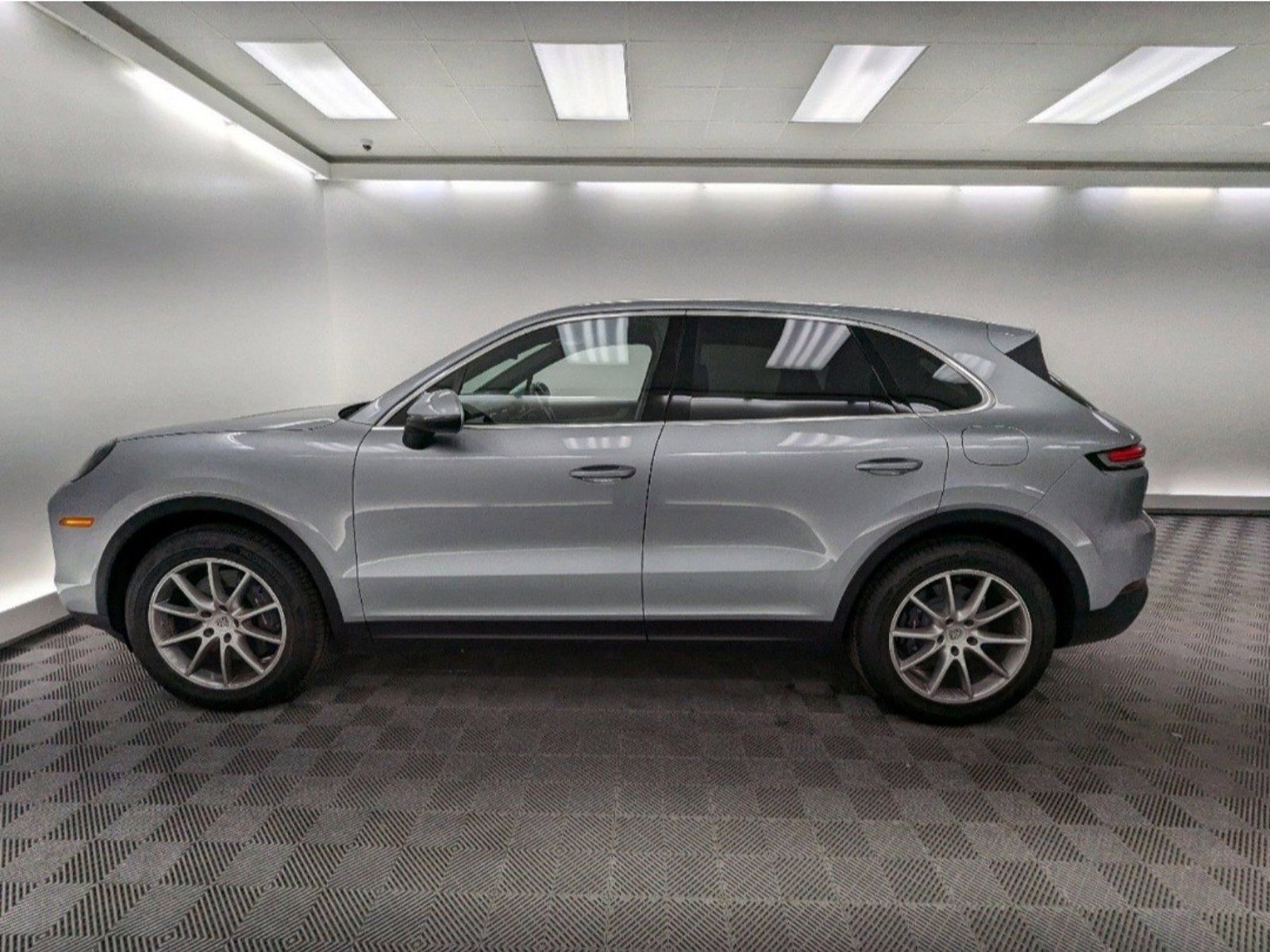 2024 Porsche Cayenne photo 2