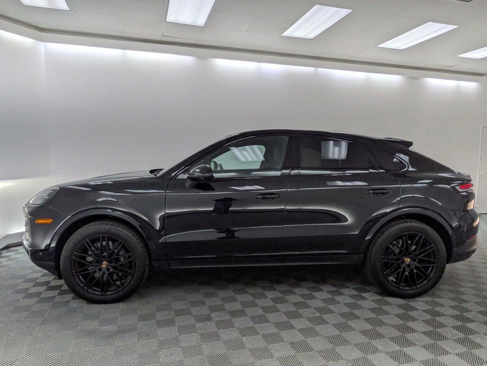 2025 Porsche Cayenne Coupe photo 2