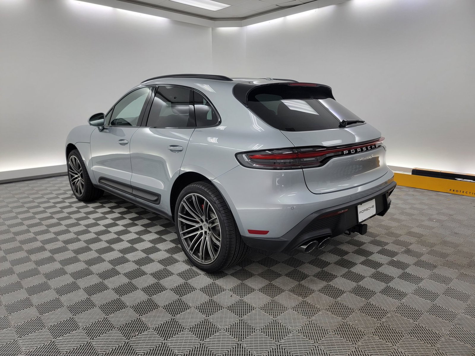 2025 Porsche Macan S photo 3