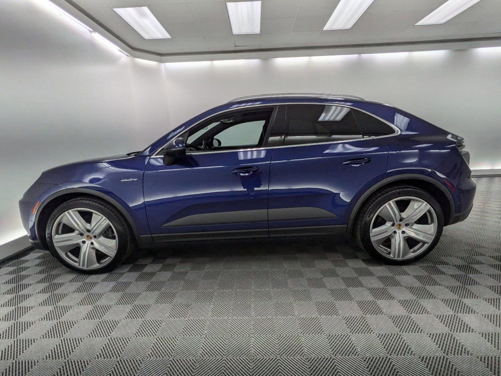 2024 Porsche Macan Electric 4 photo 2