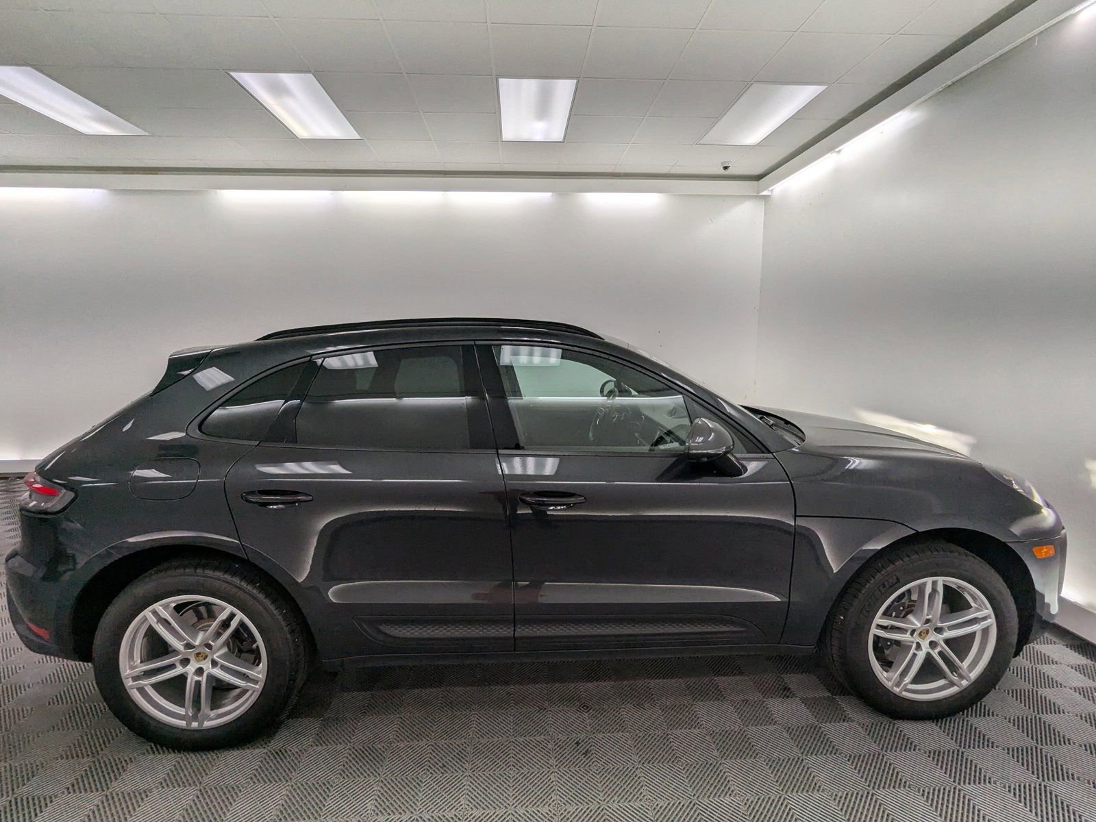 2026 Porsche Macan T - Photo 8