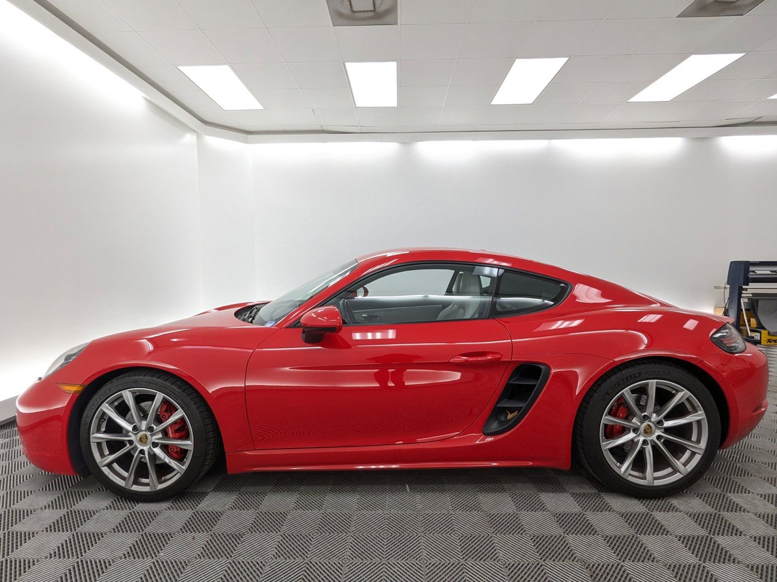 2021 Porsche Cayman S photo 2