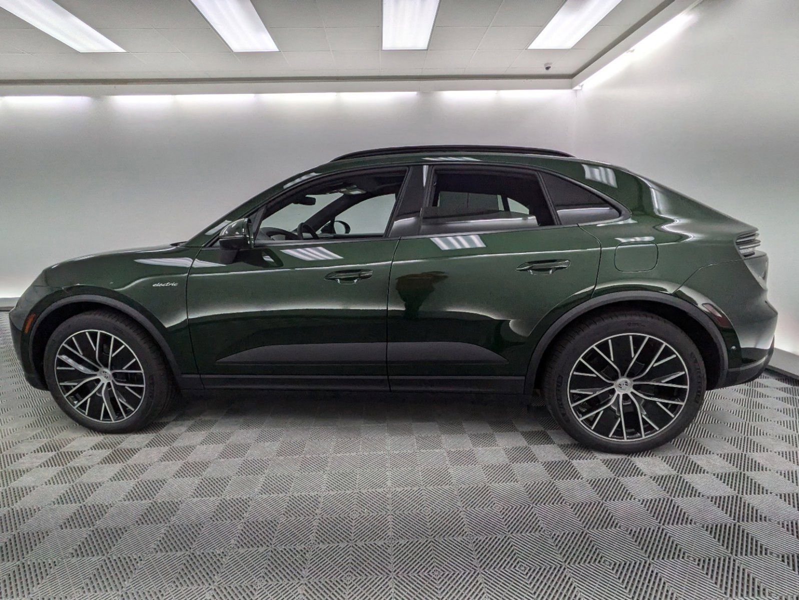 Used 2024 Porsche Macan Base with VIN WP1AA2XA2RL001878 for sale in Hardeeville, SC