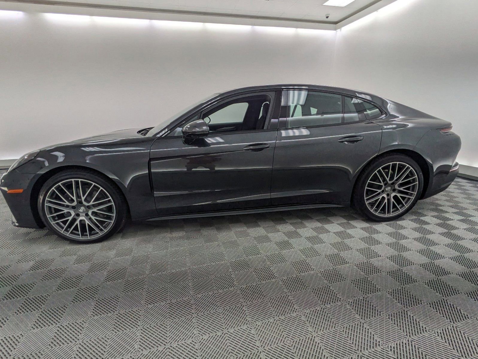 2024 Porsche Panamera photo 2