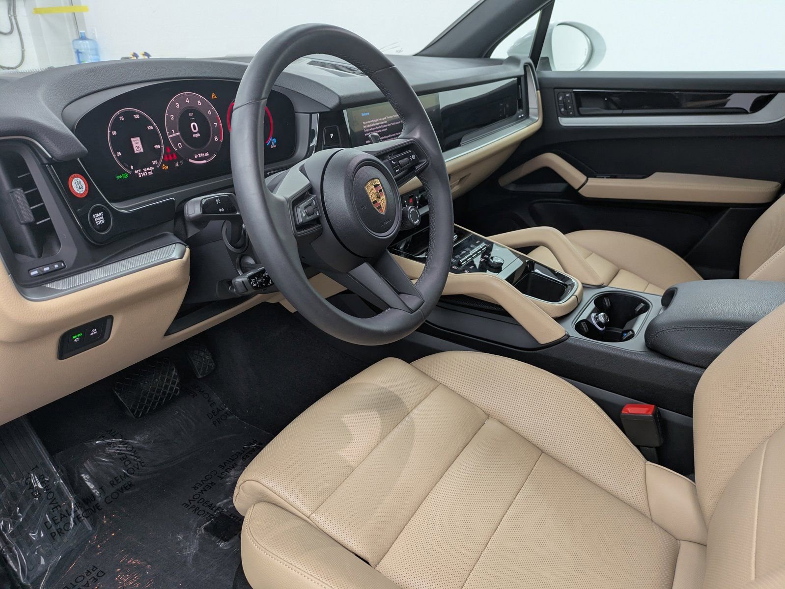 2025 Porsche Cayenne photo 3