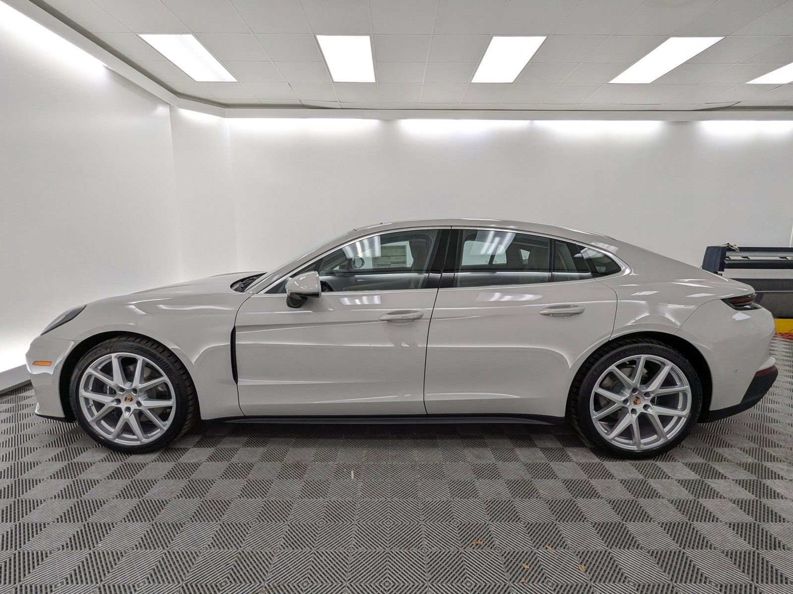 2026 Porsche Panamera 4 photo 2