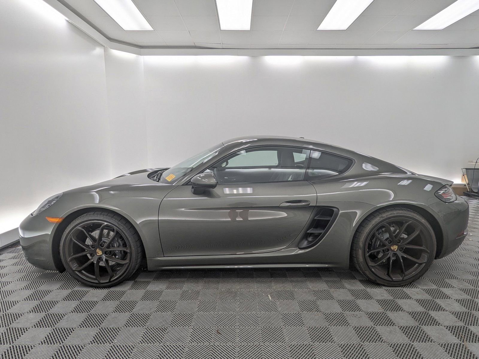 2024 Porsche Cayman photo 2