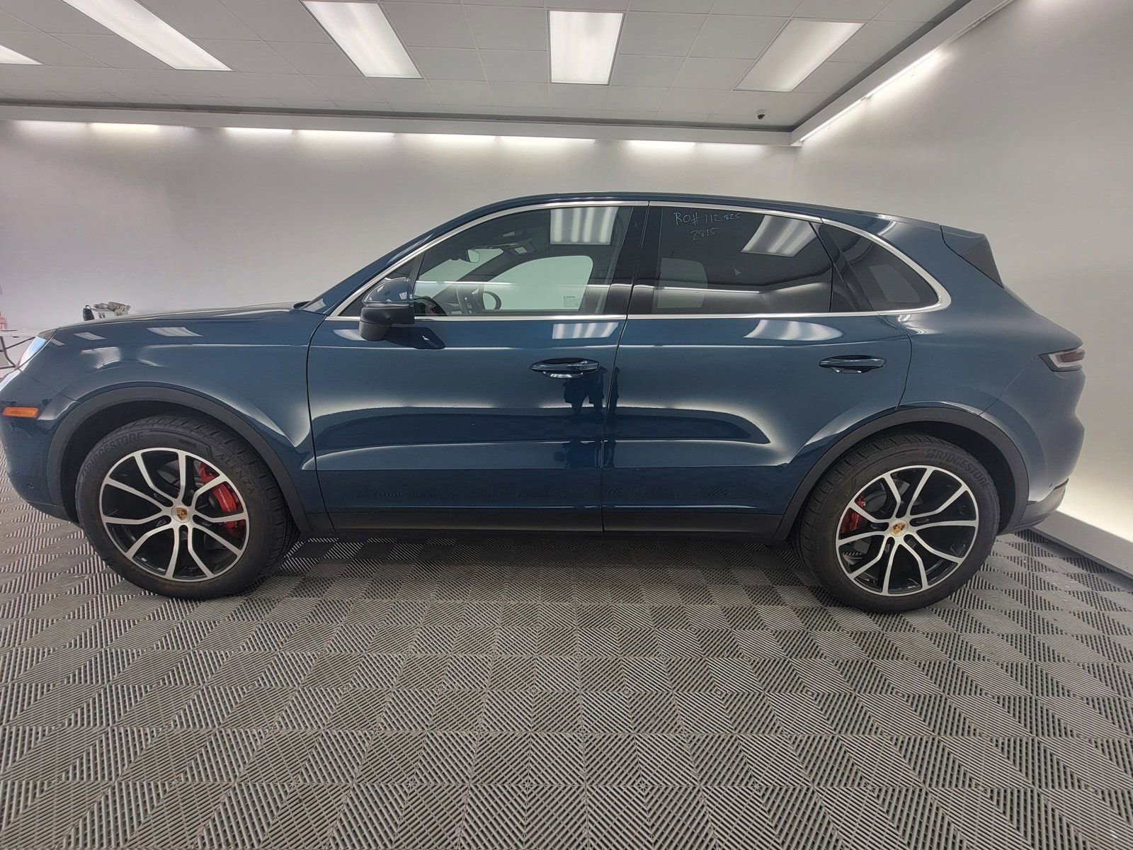 2024 Porsche Cayenne S photo 2