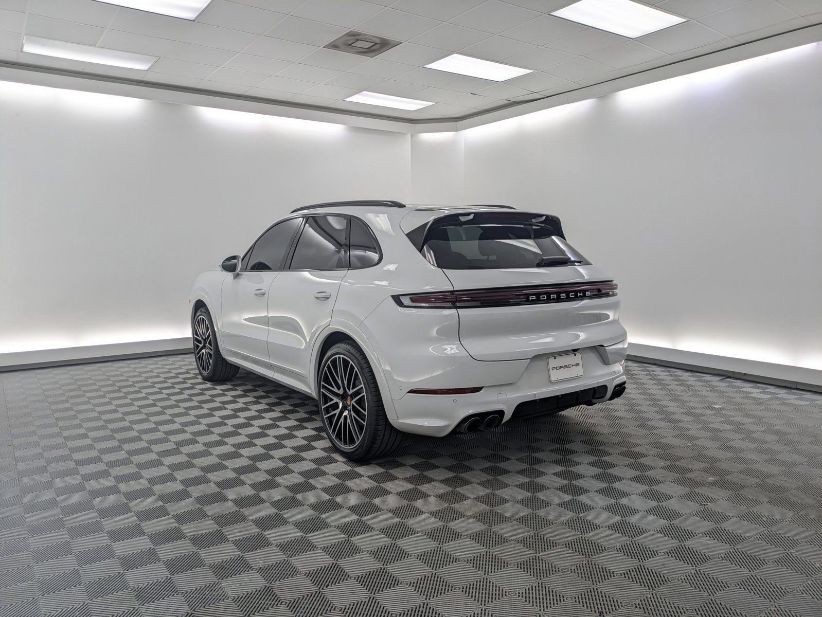 2024 Porsche Cayenne photo 2