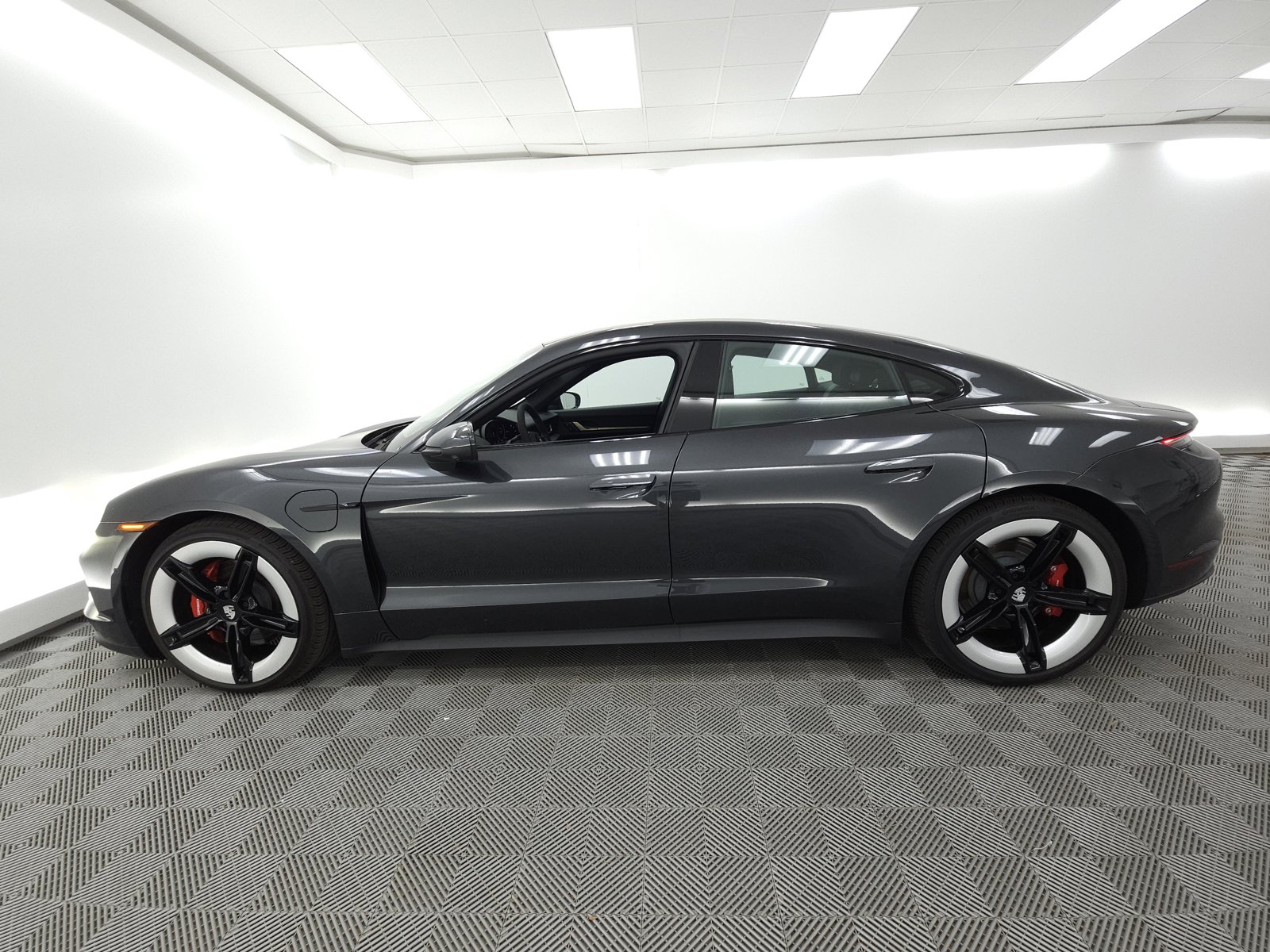 2025 Porsche Taycan 4S photo 2