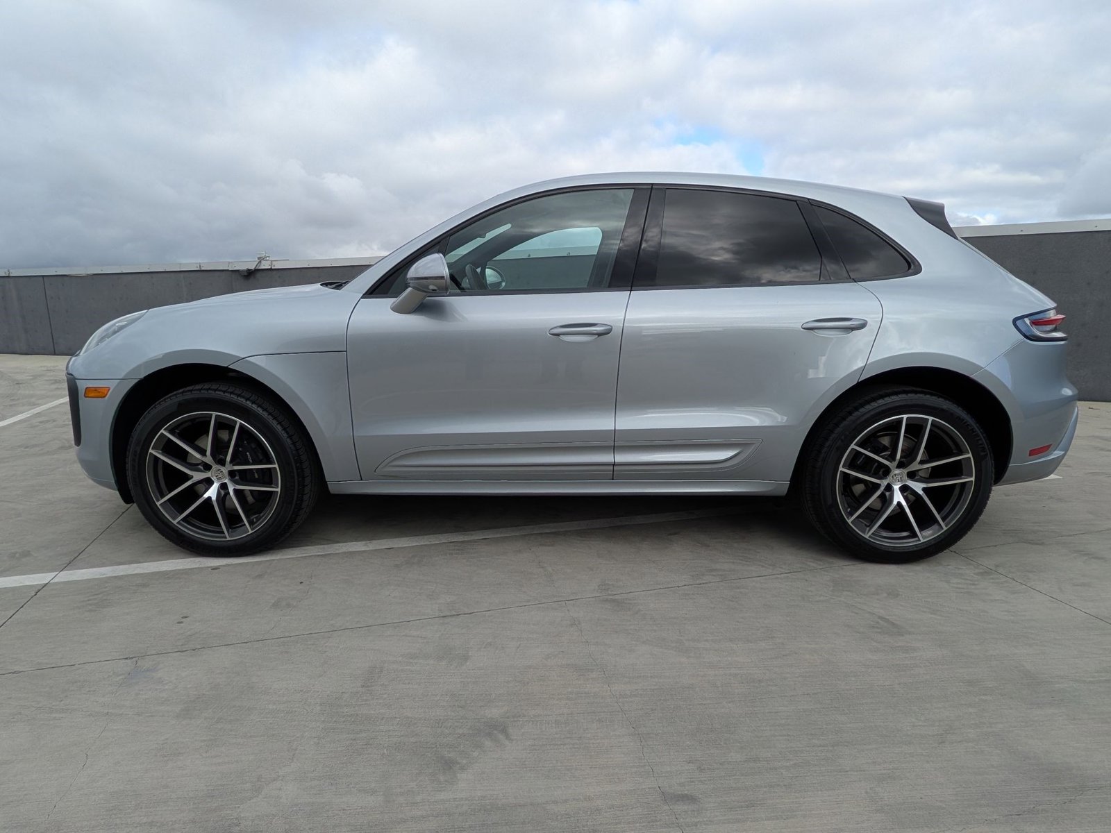 2025 Porsche Macan photo 2