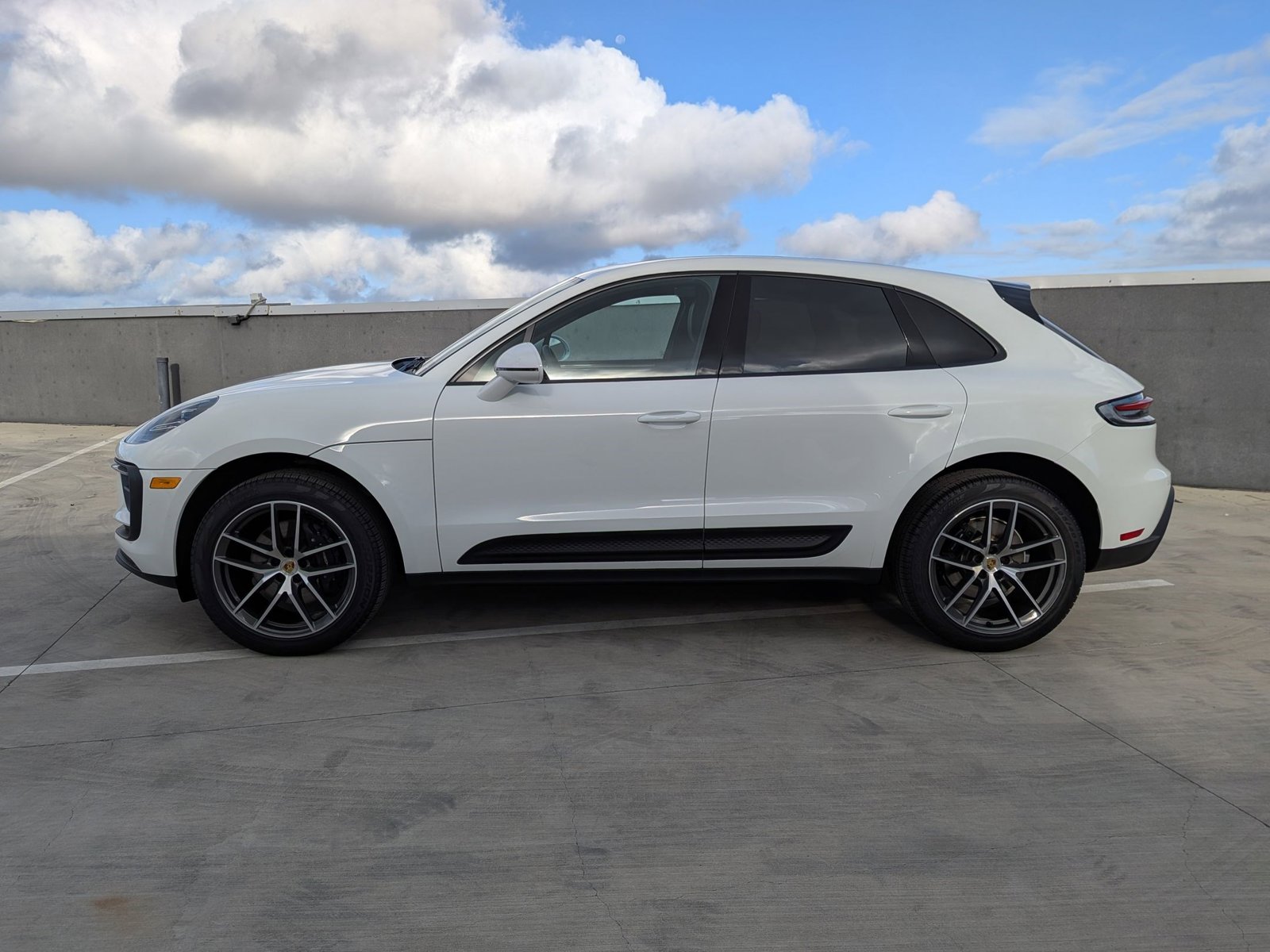 2025 Porsche Macan T photo 2