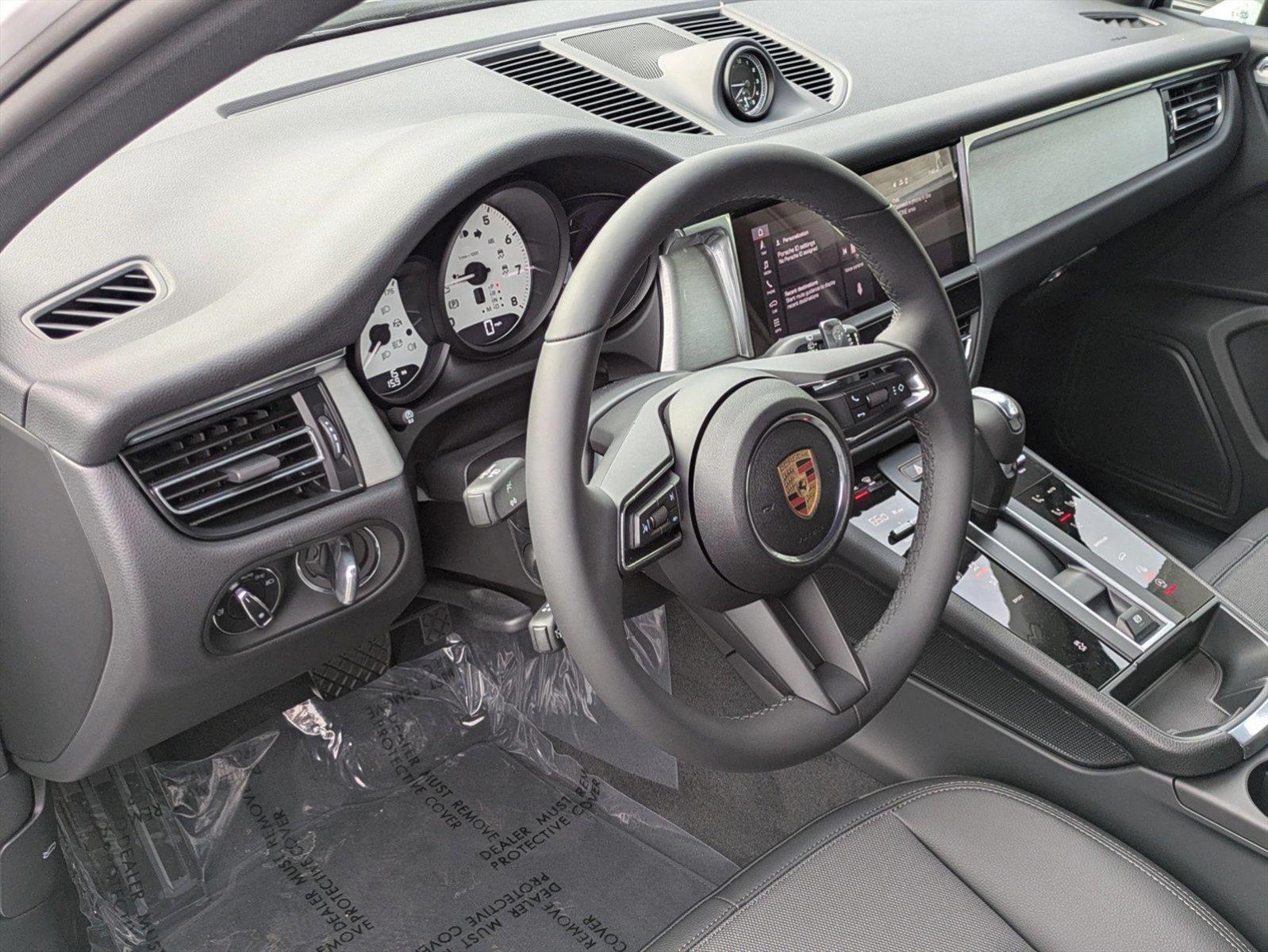 2025 Porsche Macan T photo 4