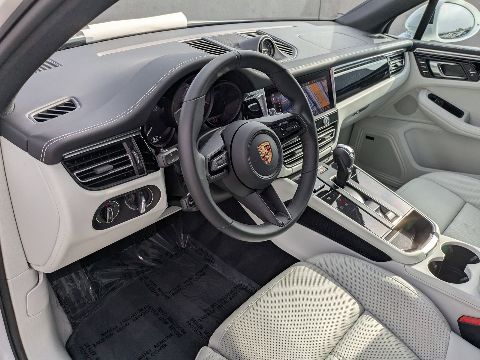 2025 Porsche Macan S photo 4