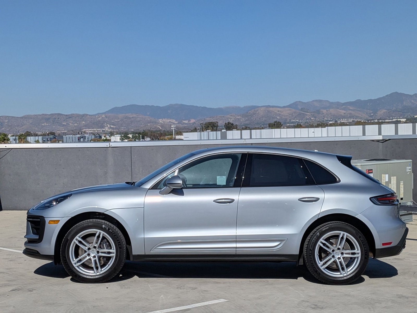 2025 Porsche Macan T photo 2