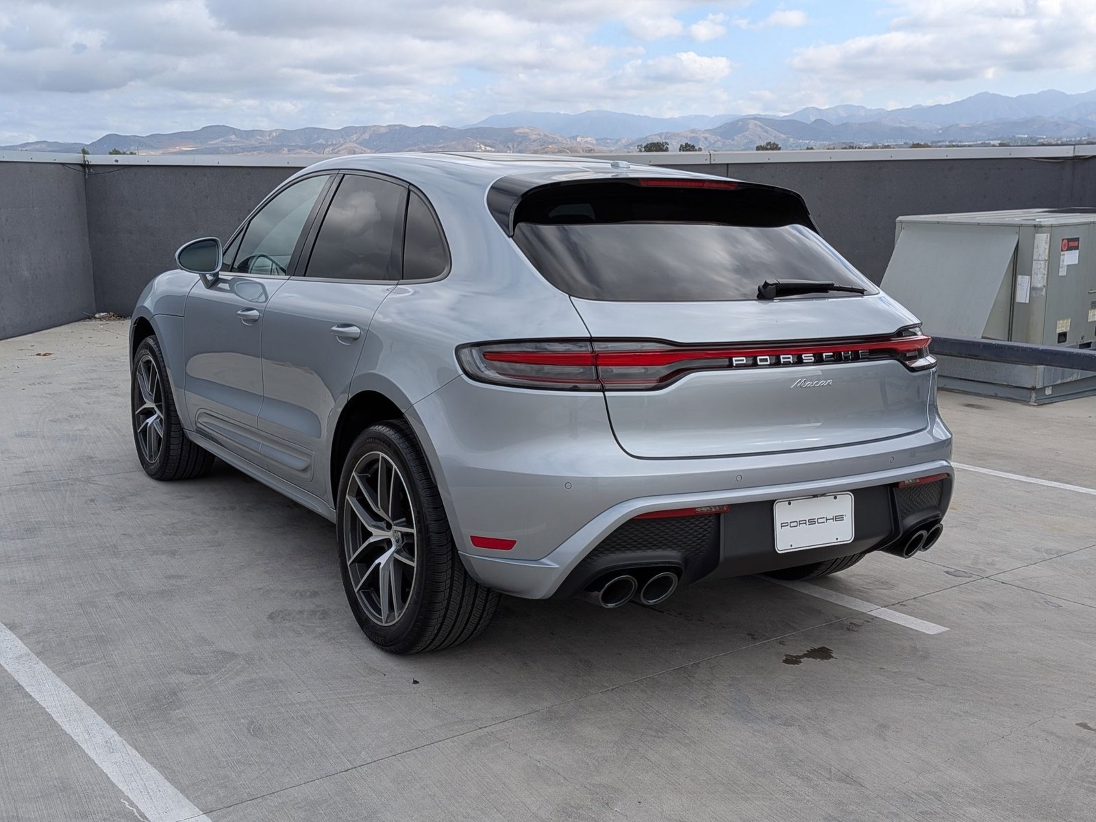 2025 Porsche Macan photo 3