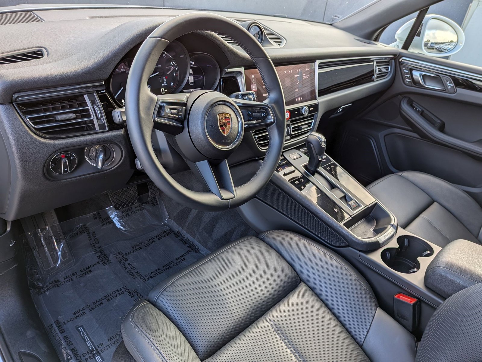 2025 Porsche Macan T photo 4