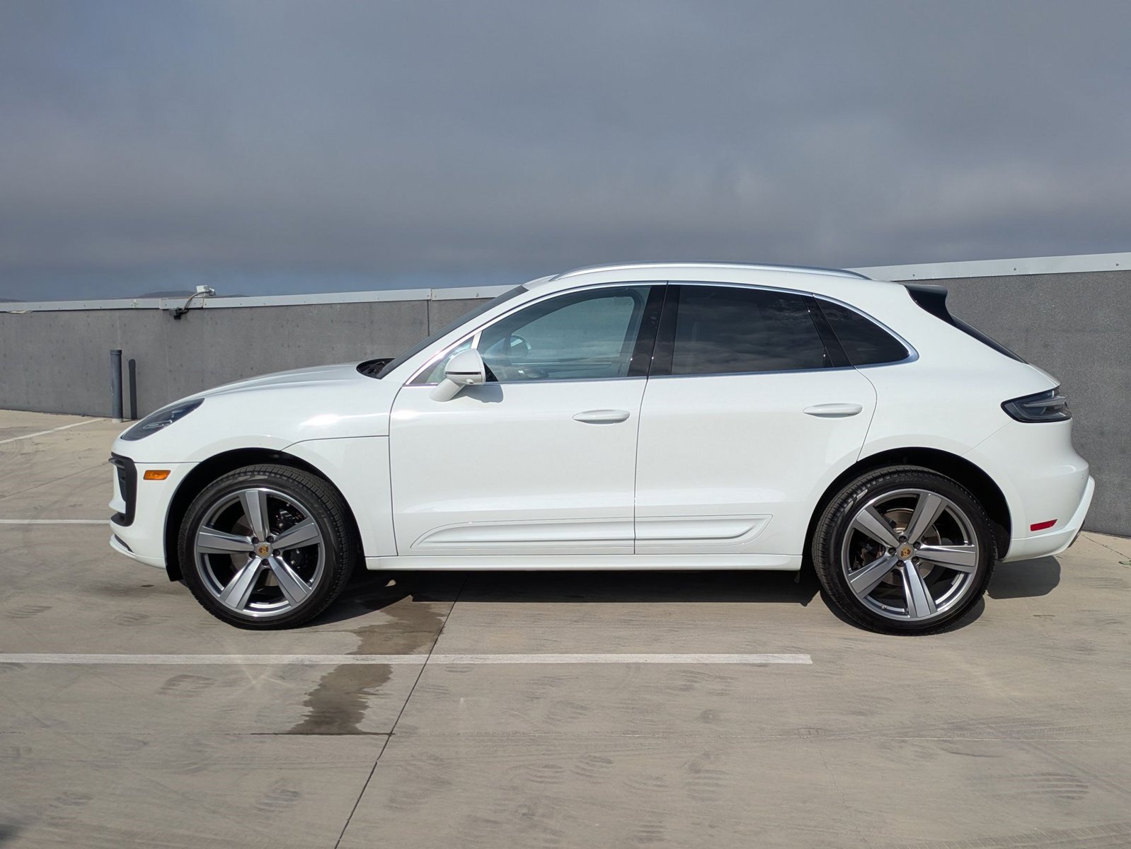 2025 Porsche Macan S photo 2