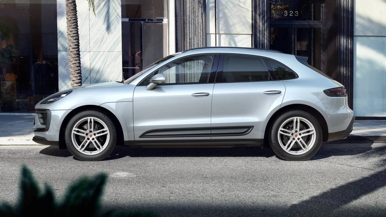 2025 Porsche Macan T photo 2