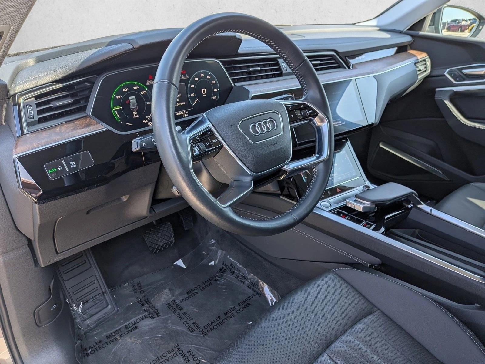 2019 Audi e-tron Premium Plus photo 3