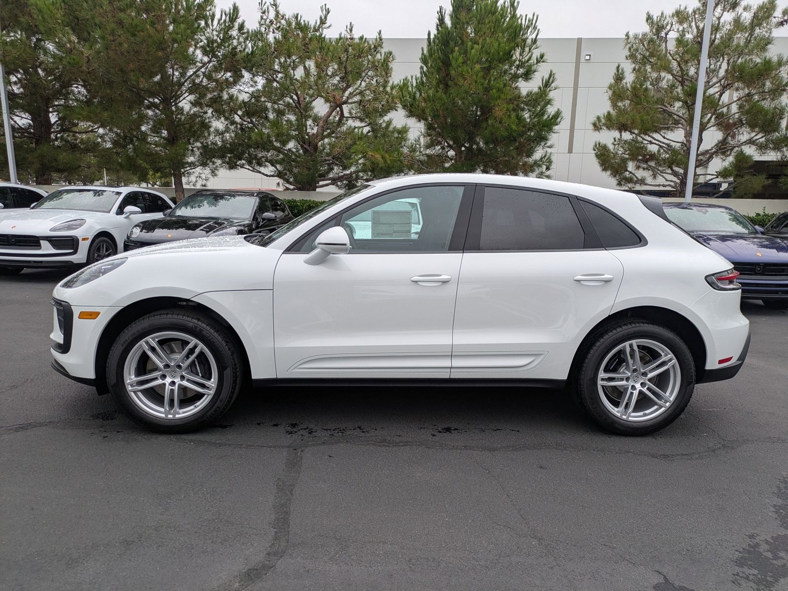 2025 Porsche Macan T photo 2