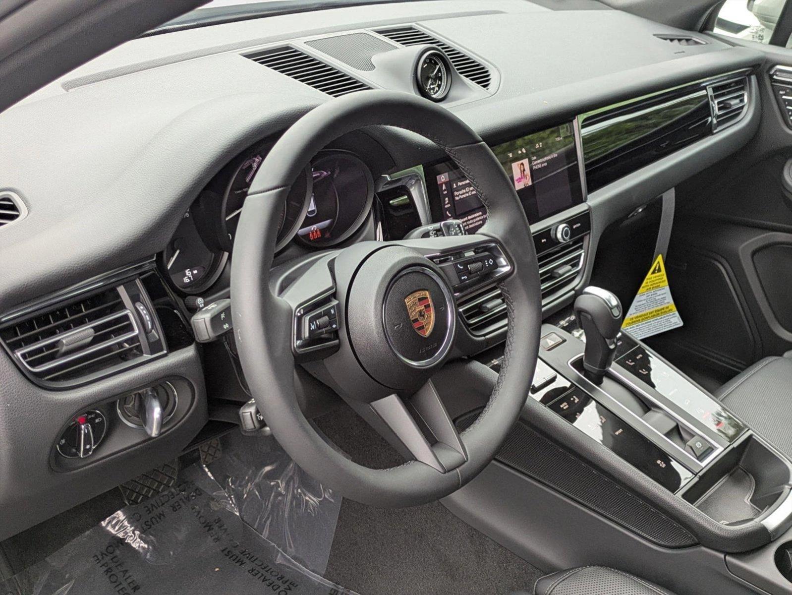 2025 Porsche Macan S photo 4