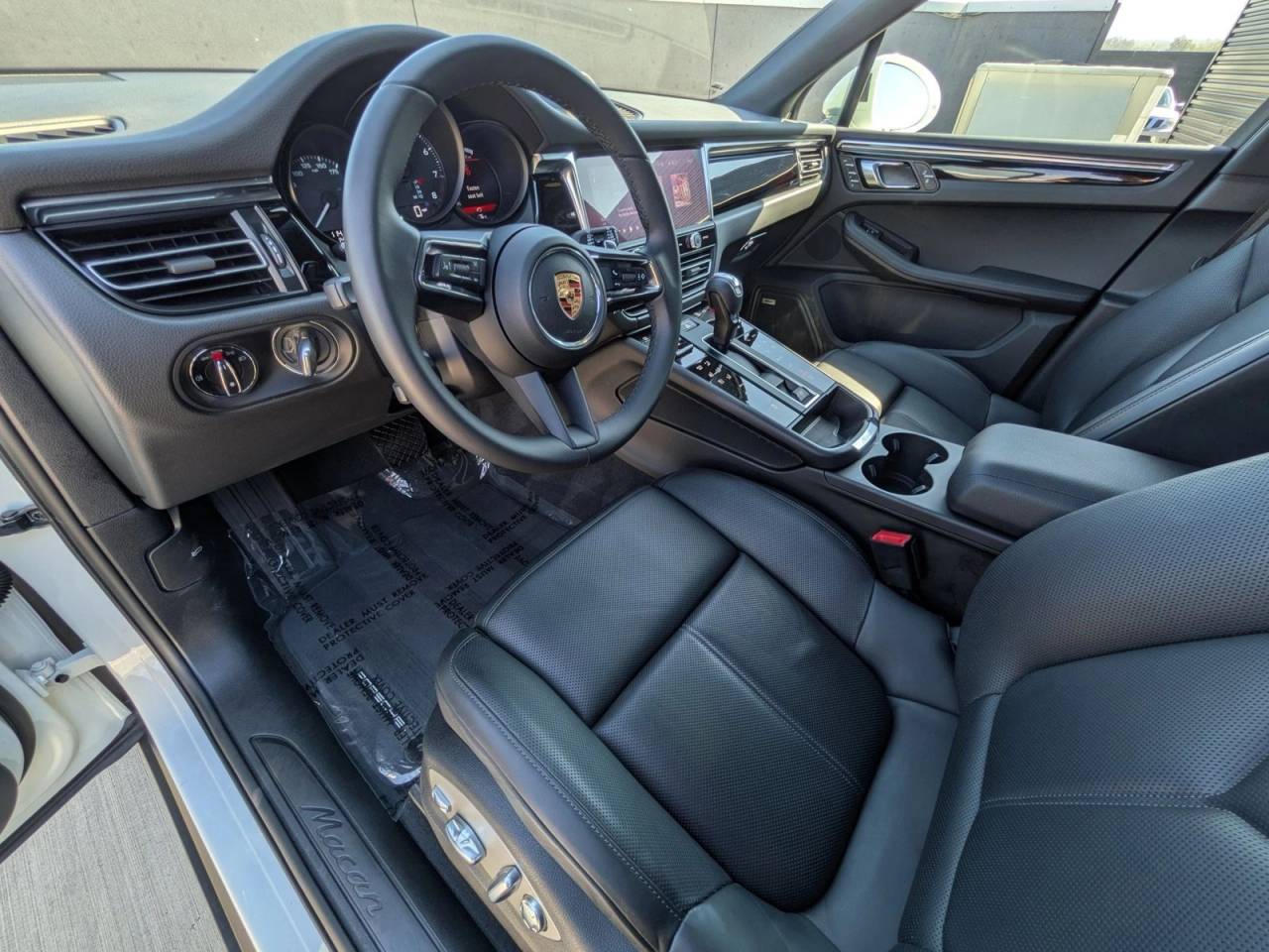 2025 Porsche Macan T photo 4