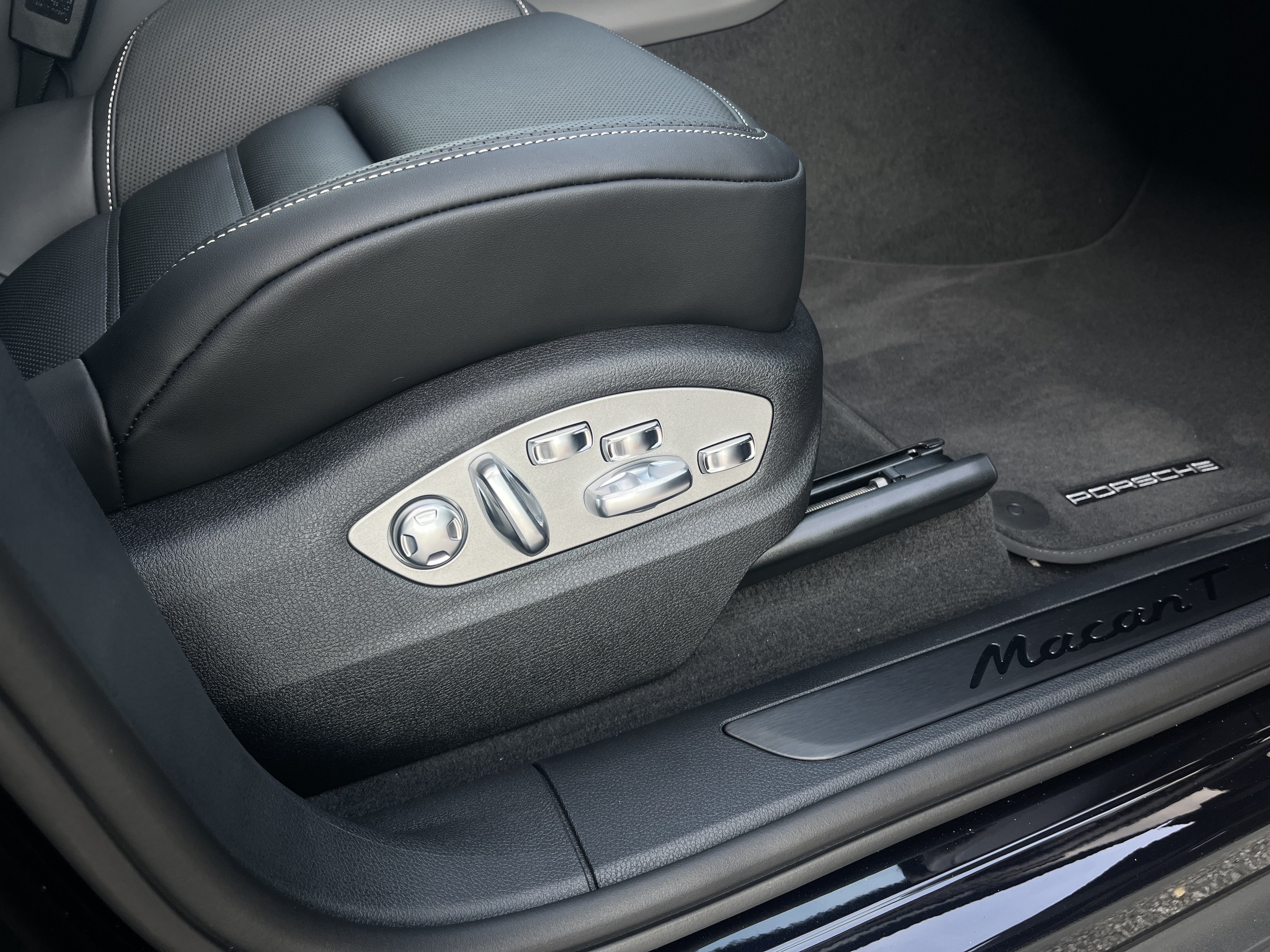 2026 Porsche Macan T - Photo 25
