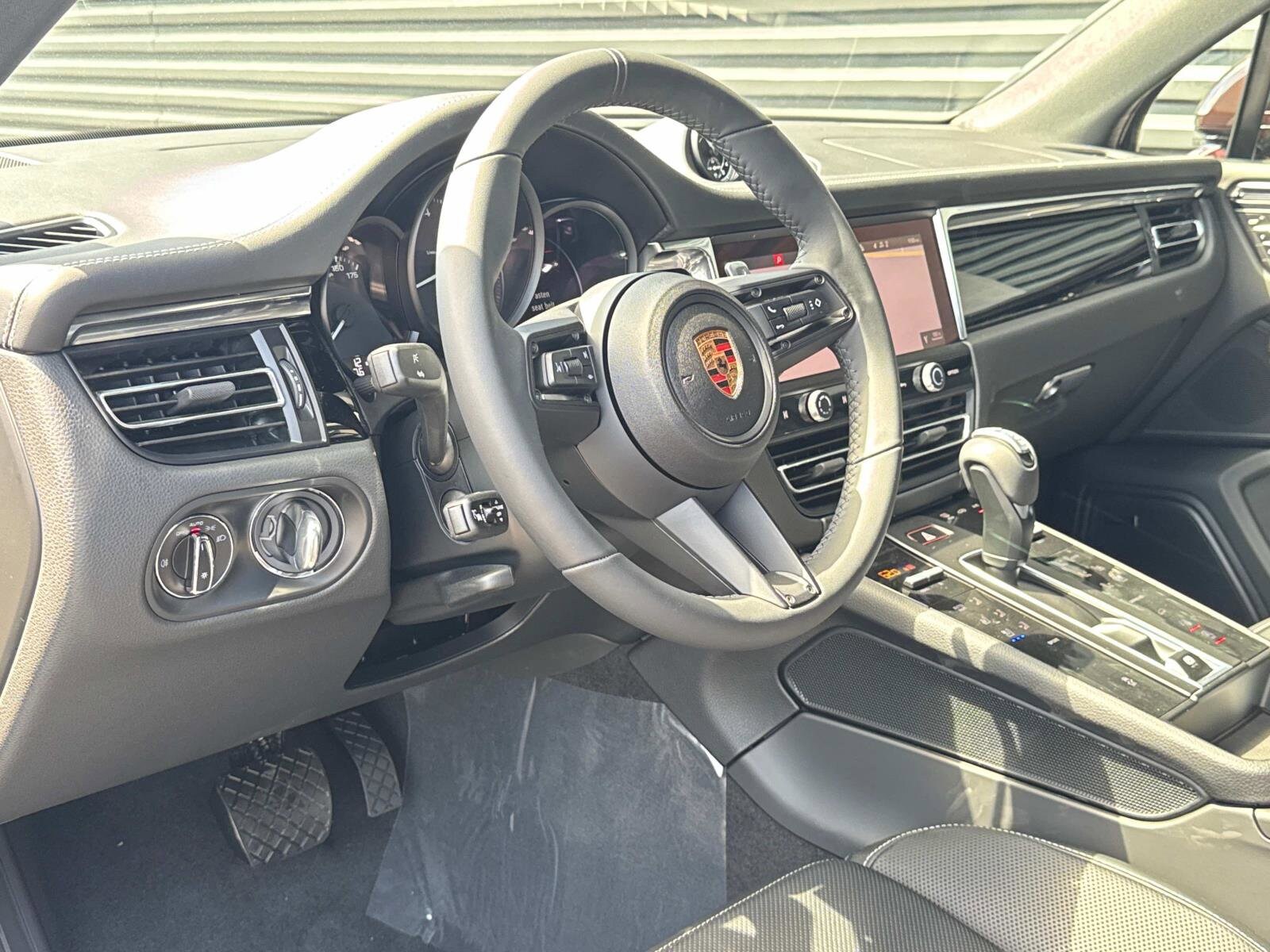 2025 Porsche Macan S photo 4
